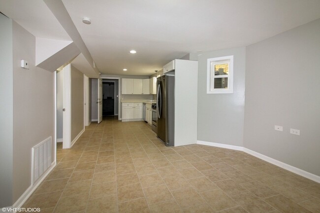 Building Photo - Recently Renovated 2 Bed, 1 Bath Residence