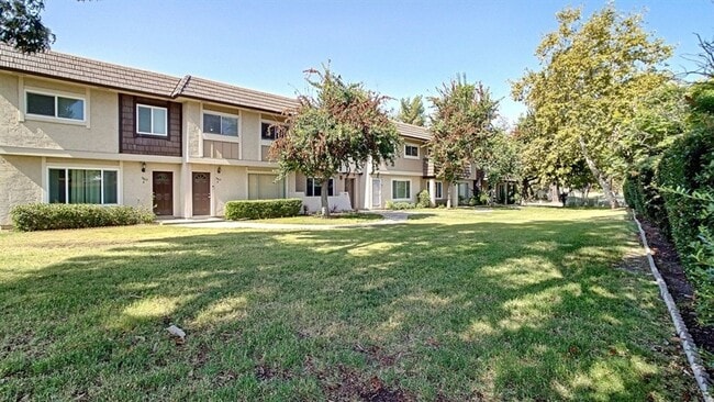 Foto del edificio - 3BR 1.5BA Townhome with 2 Car Garage, Larg...