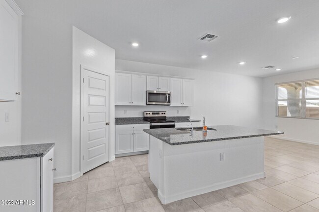 Foto del edificio - 3270 W Shanley Ave