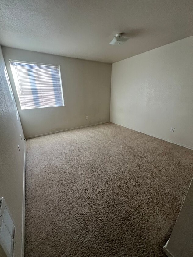 Foto del edificio - 2 Bedroom, 1 Bath Apartment - Located near...