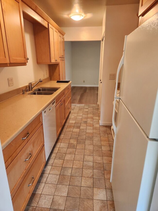 Building Photo - Very nice 2 Bed/ 1.5 Bath /1,263 Sqft Waln...