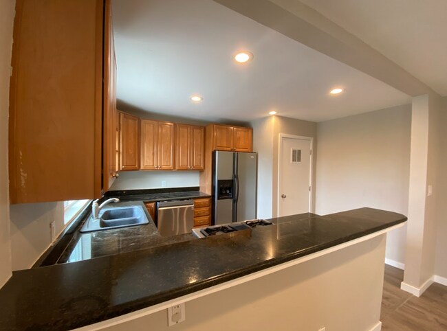 Foto del edificio - 5317-5319 West Falls VIew Dr.