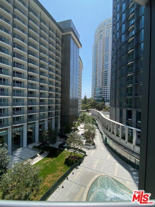 Foto del edificio - 211 Elm Ct