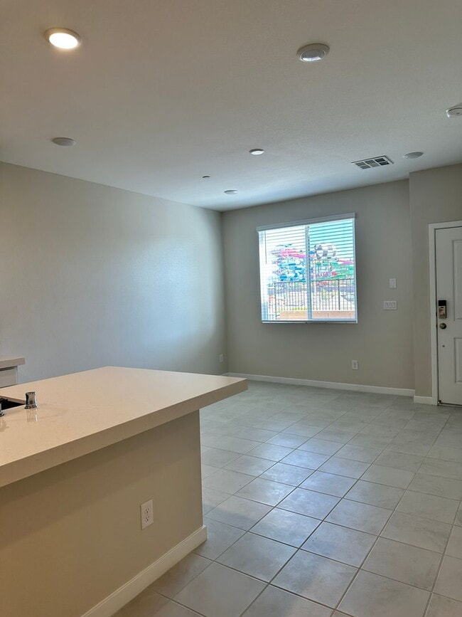 Building Photo - Brand New Town Home