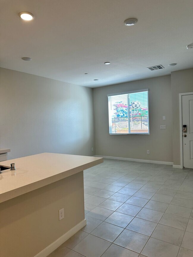 Foto del edificio - Brand New Town Home