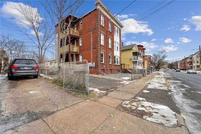 Building Photo - 58 Bond St