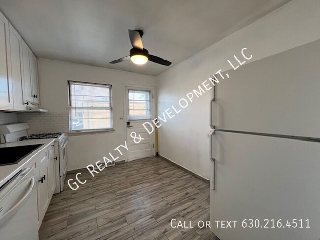 Building Photo - *** 2 BDRM - 1 BTH / CENTRAL AC / COIN LAU...