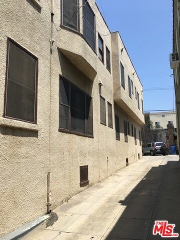 Building Photo - 132 S Kenmore Ave