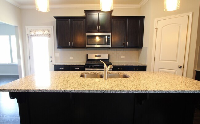 Foto del edificio - 3/2.5 House with Fenced-In yard and GORGEOUS interior!