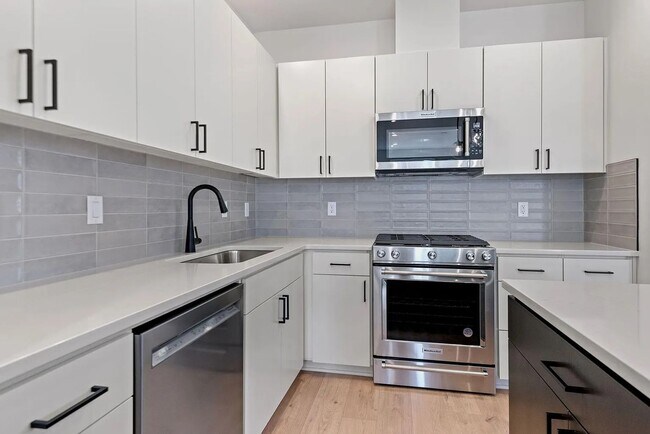 Foto del edificio - New Construction Townhome in SIsters