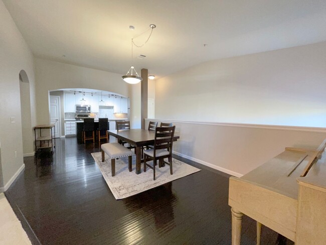 Building Photo - Broomfield! 3 bedroom Townhome! Golf Cours...
