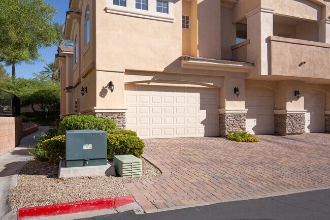 Foto del edificio - 3 Bedroom, 2 Bath Condo in Gated Community!