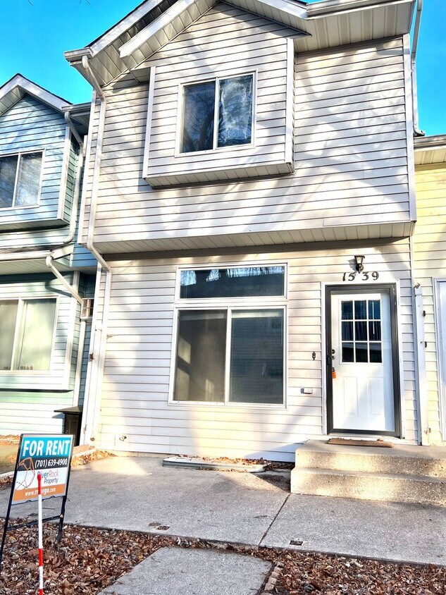 Primary Photo - 3 bed 2 bath Townhome - 1 month free upon ...