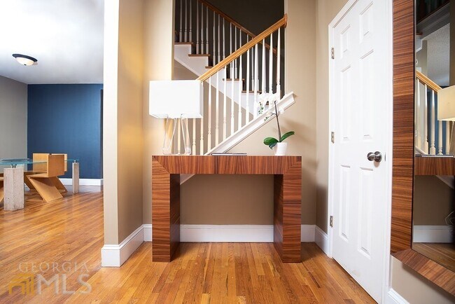 Building Photo - 570 Reed St SE