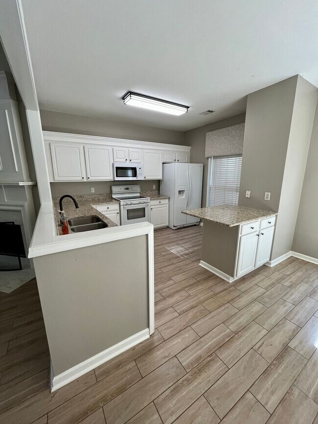 Building Photo - 3 Bedroom Townhome in Brentwood