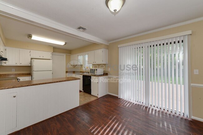 Foto del edificio - 290 Sedgefield Ave