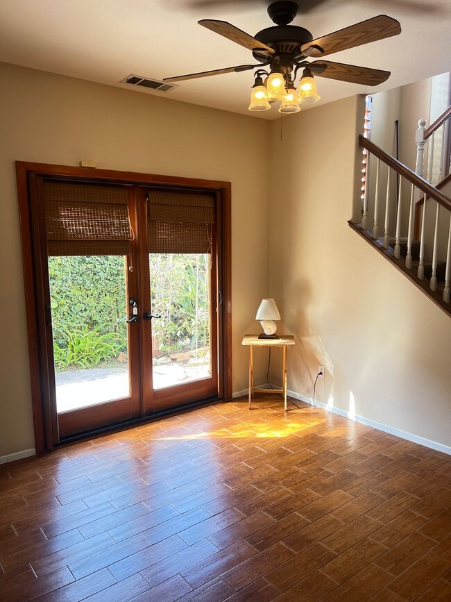 Building Photo - Cozy home two blocks from the beach