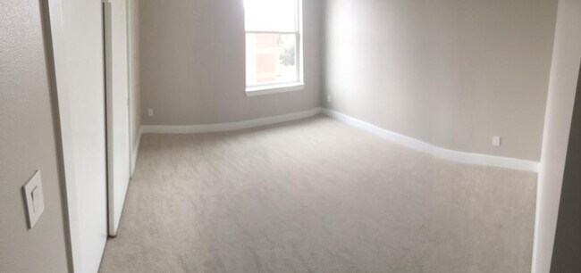 Foto del edificio - 4060 Spring Valley Rd