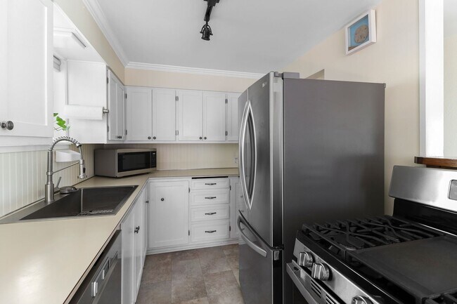 Building Photo - Anacortes 4 Bedroom 2 Bathroom - Ideal Loc...