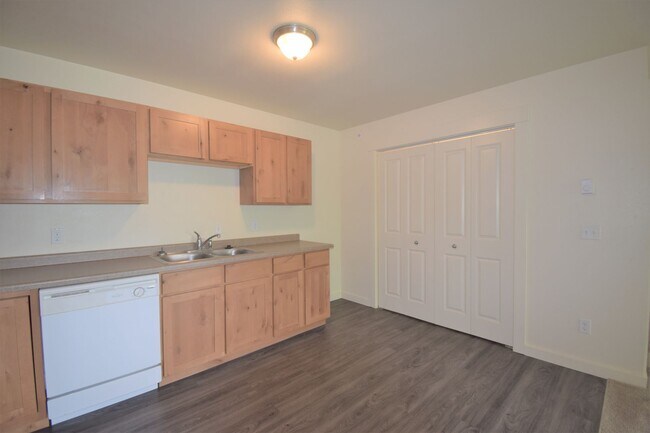 Building Photo - Top Floor 2Bed 1Bath apartment! Close to M...