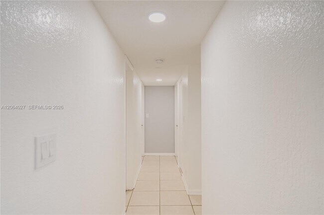 Building Photo - 2830 Riverside Dr