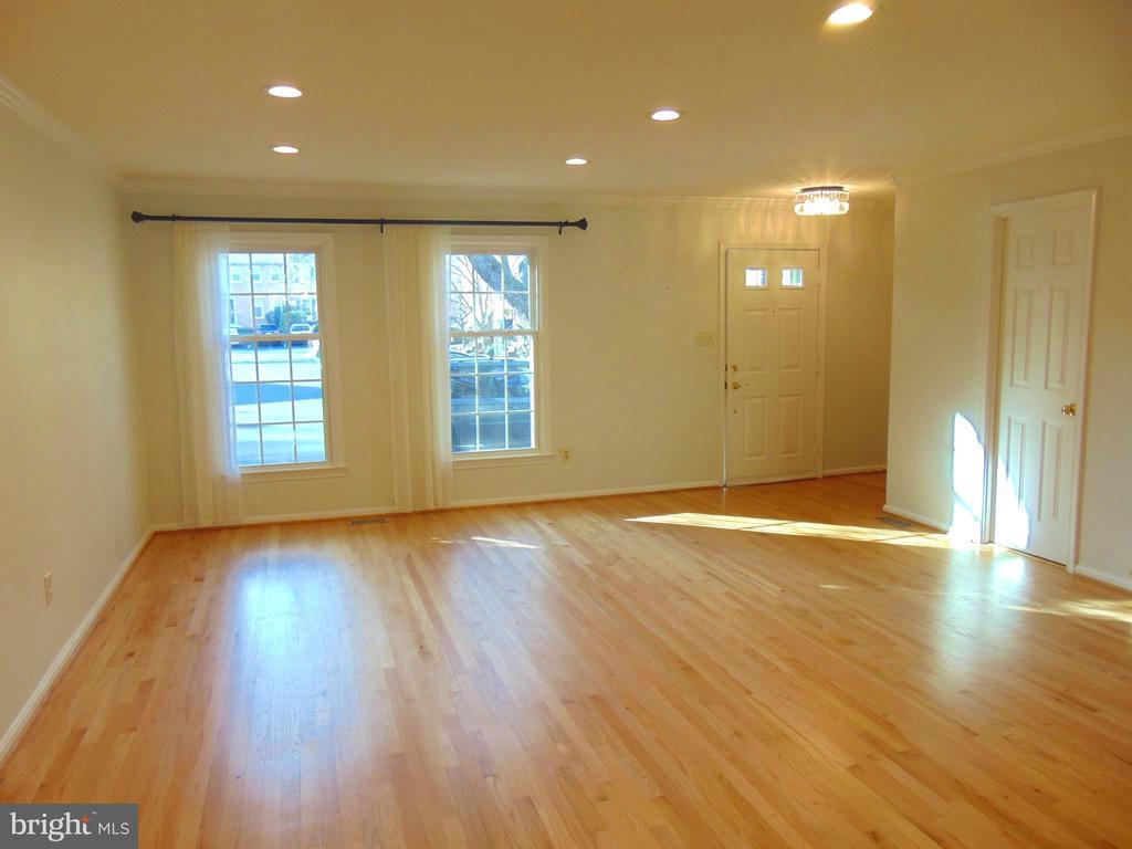 10137 Village Knolls Ct, Oakton, VA 22124 Townhome Rentals in Oakton