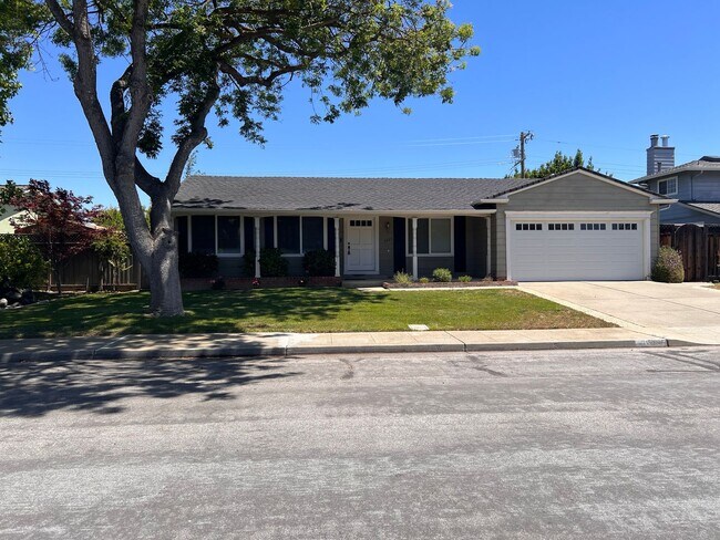 Foto del edificio - $7100- 4 bed/2.5 bath Mountain View Home Near 85/280 and Fremont Blvd