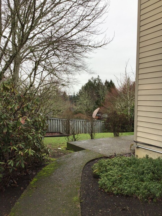 Building Photo - For Rent - Exceptional Murrayhill Location...