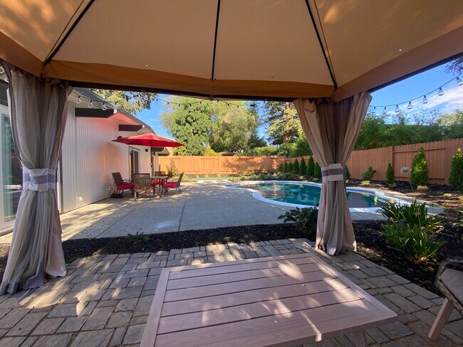 Foto del edificio - 7614 Northeast Cir