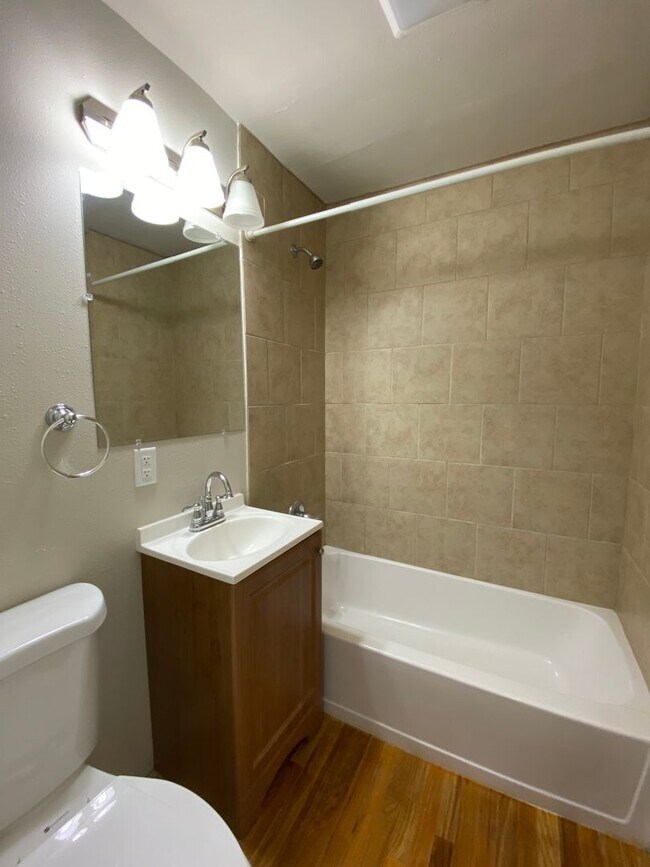 Building Photo - 2 Bedroom 1 Bath Home