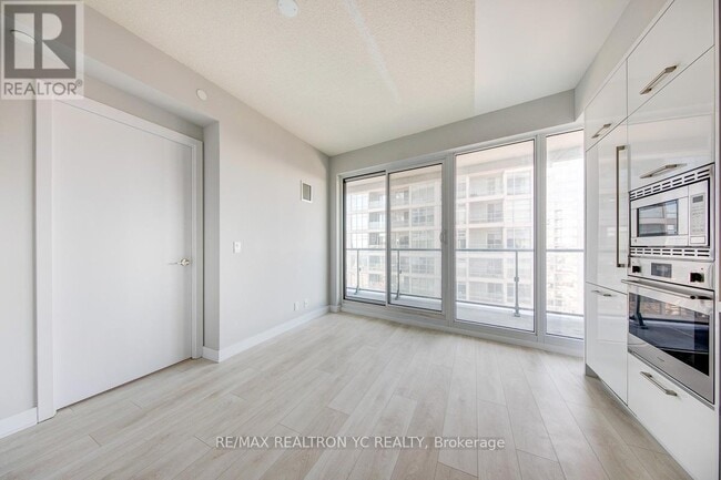 Building Photo - 2221-2221 Yonge St