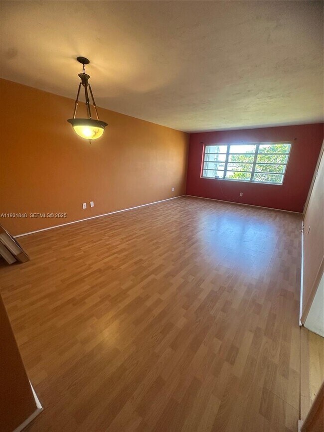 Foto del edificio - 1530 NE 191st St