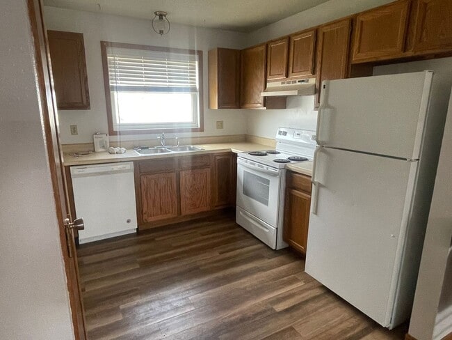 Building Photo - Townhome available for rent!
