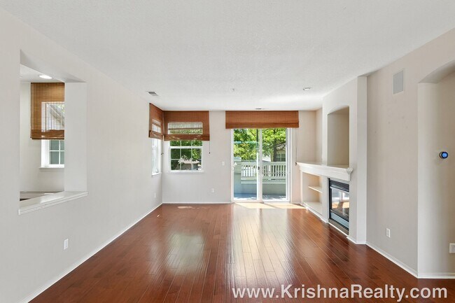 Foto del edificio - Spectacular 2 BD* 2BA* Townhome Located In...