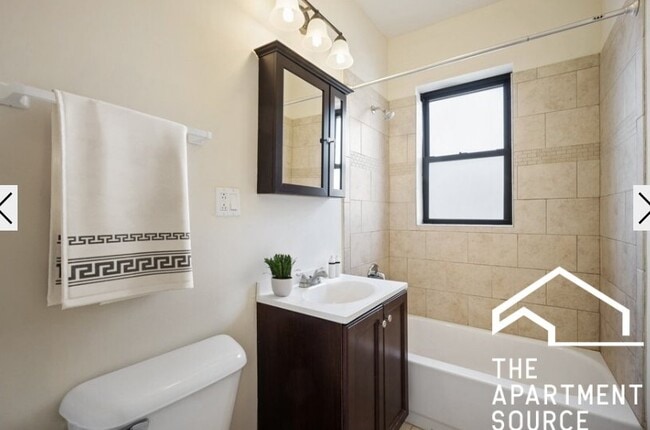 Photo - 3720.5 N Pine Grove Ave Apartment