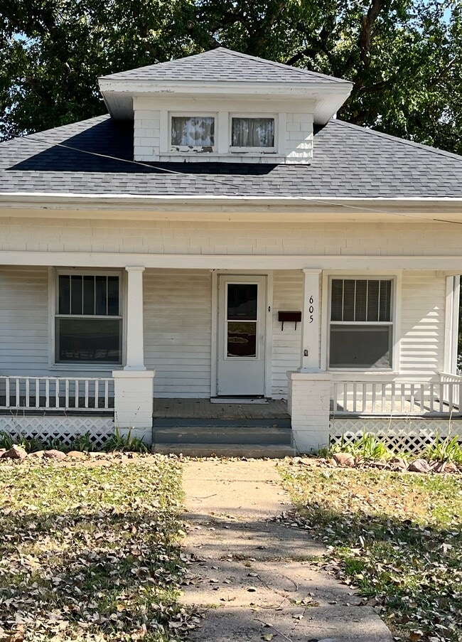 Building Photo - 605 N Kansas Ave