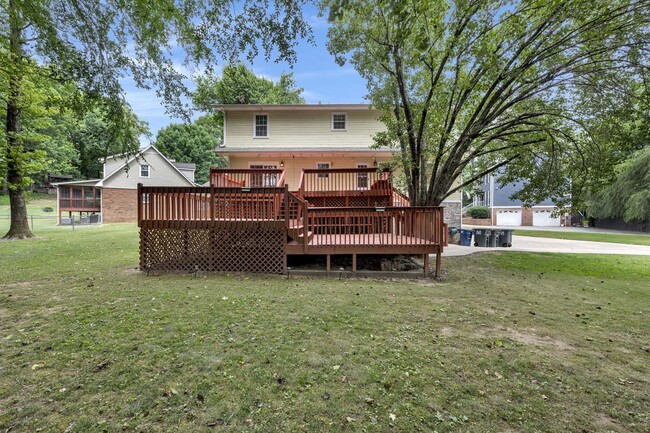 Building Photo - 512 Roundabout Dr