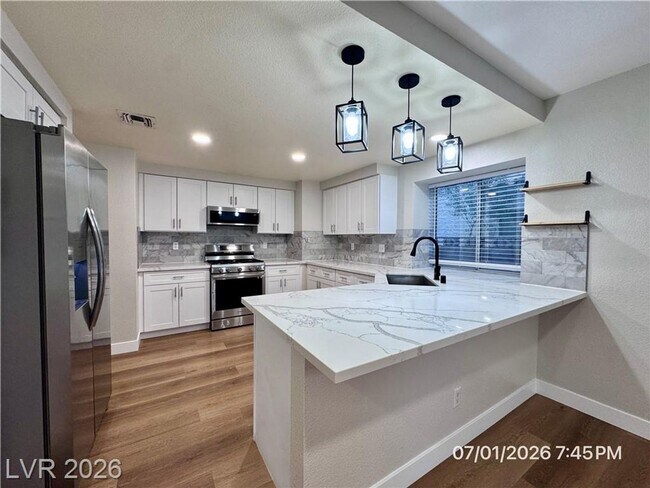 Foto del edificio - Beautiful Desert Shores Home with Remodeled Kitchen & Fireplace