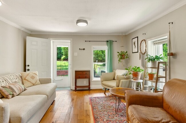 Building Photo - Large Fenced Yard/Stunning 4 Bed/2 Bath!