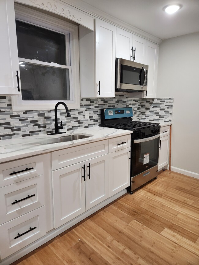 Kitchen - 129 Brookside Ave