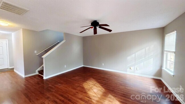 Foto del edificio - 15413 De Havilland Dr