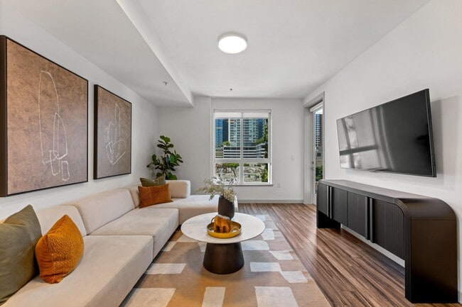Espacio de sala de estar en los apartamentos G12 en Los Ángeles, CA 90015 - G12