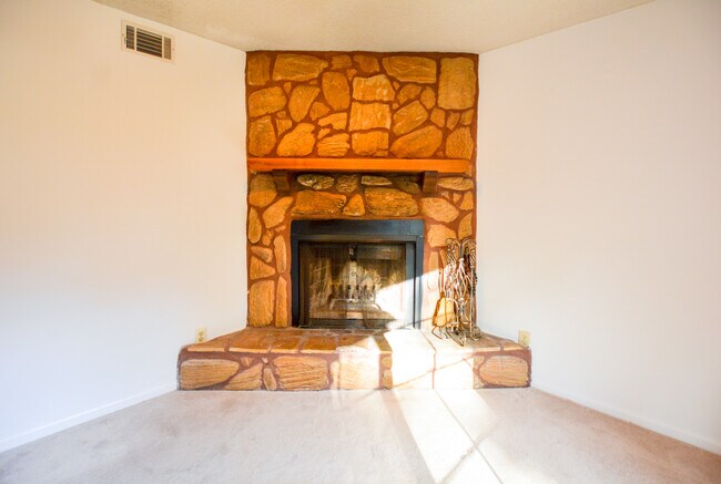 Building Photo - Comfortable Townhouse on James Island