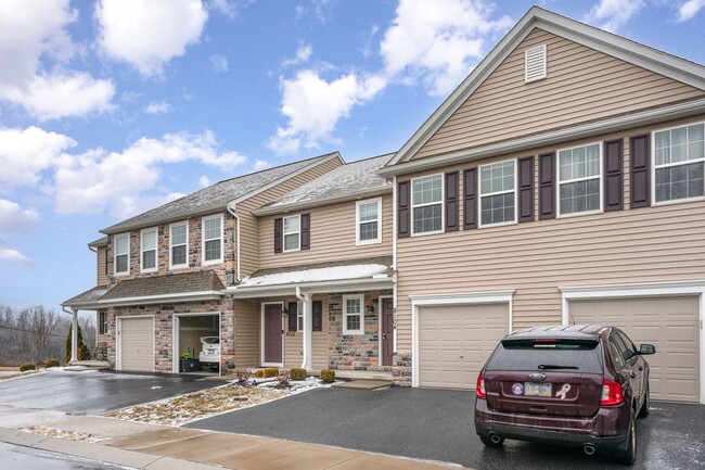 Building Photo - 3 Bedroom 2.5 Bathroom Townhouse in Centra...