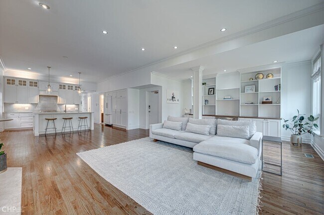Building Photo - 351 W Dickens Ave