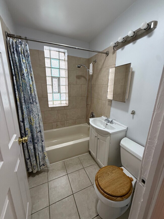 baño - 1731 N Central Ave