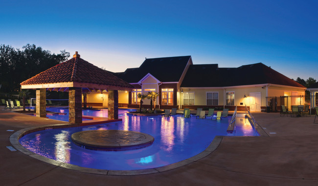 RESORT STYLE POOL - Lakeside Student Living