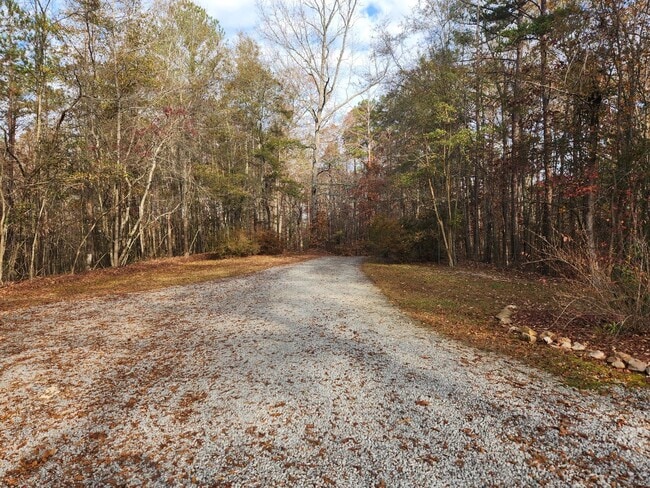 Building Photo - 3 Bedroom 2 Bath home in Newnan, GA Large Wooded Lot - Rural Setting