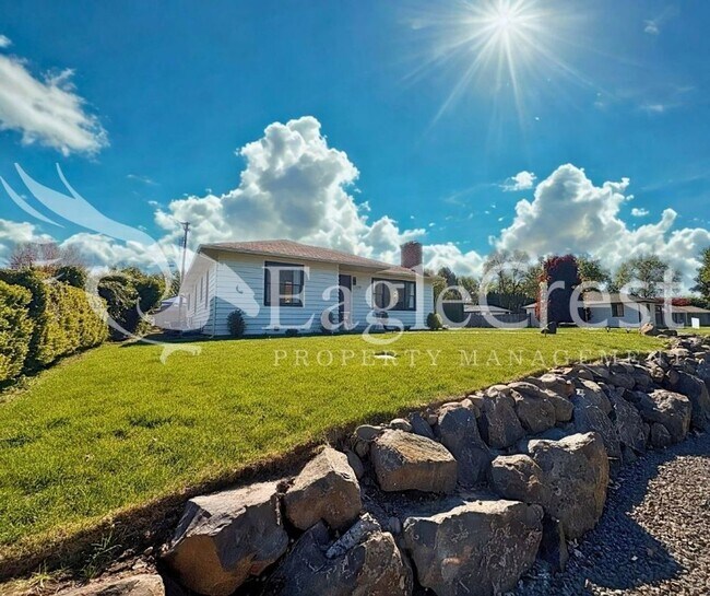 Foto del edificio - Charming 2 Bed, 2 Bath Home with Updated Kitchen & Outdoor Living Space