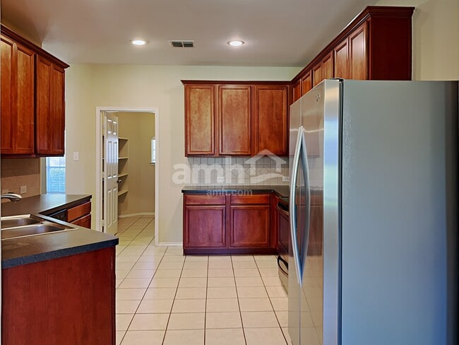 Foto del edificio - 1003 Utopia Ln